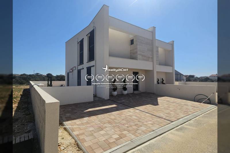 VRSI - dvojdom s bazénom a záhradou - Rodinný dom na ulici Mulo v meste Vrsi s priestrannou terasou a záhradou.