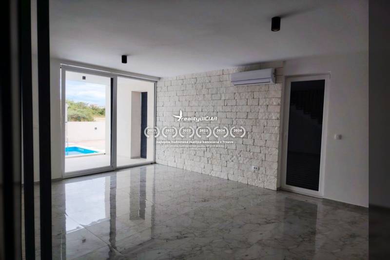 VRSI - dvojdom s bazénom a záhradou - Obývacia izba s mramorovou podlahou a posuvnými dverami v rodinnom dome.