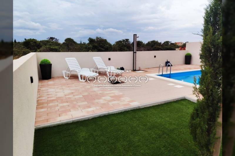 VRSI - dvojdom s bazénom a záhradou - Terasa s ležadlami a bazénom v rodinnom dome na ulici Mulo vo Vrsi.