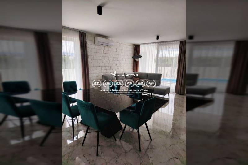 VRSI - dvojdom s bazénom a záhradou - Jedáleň v rodinnom dome s mramorovou podlahou, jedálenským stolom a sivou sedačkou.