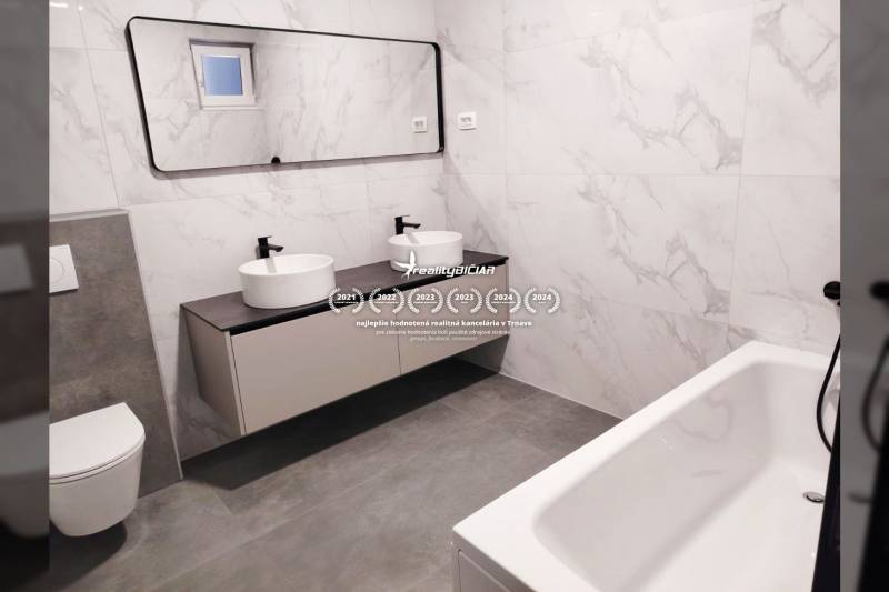 VRSI - dvojdom s bazénom a záhradou - Kúpeľňa v rodinnom dome s oválnymi umývadlami, zrkadlom a vaňou.