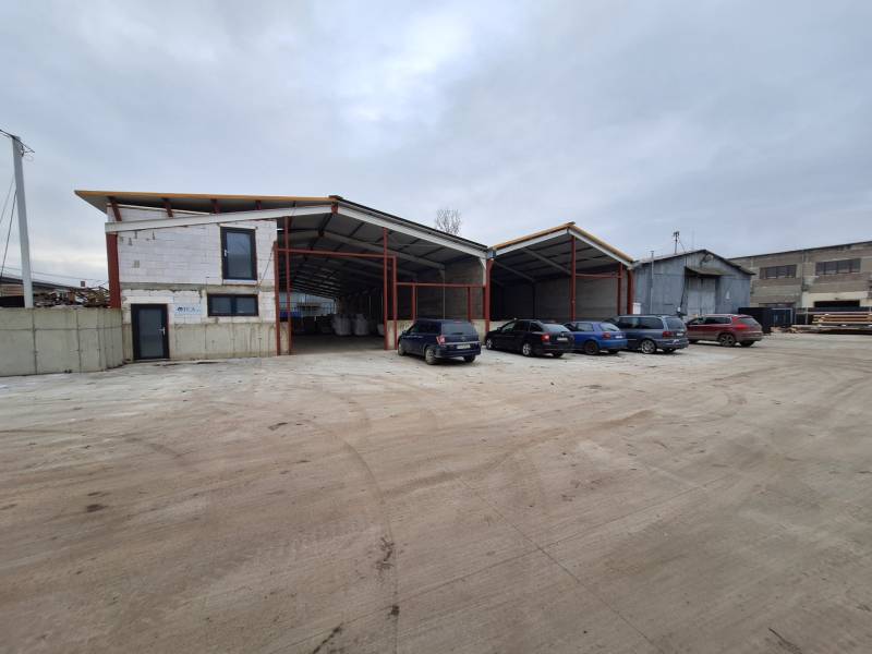 Na predaj sklad - hala, ul. Strojnícka, Prešov - Priestor skladov a hál na Strojníckej ulici v Prešove s parkoviskom a autami.