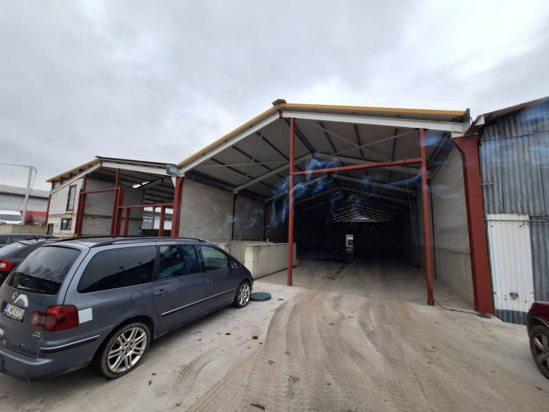 Na predaj sklad - hala, ul. Strojnícka, Prešov - Sklady a haly na Strojníckej ulici v Prešove, parkovisko s vozidlami pred vchodom.