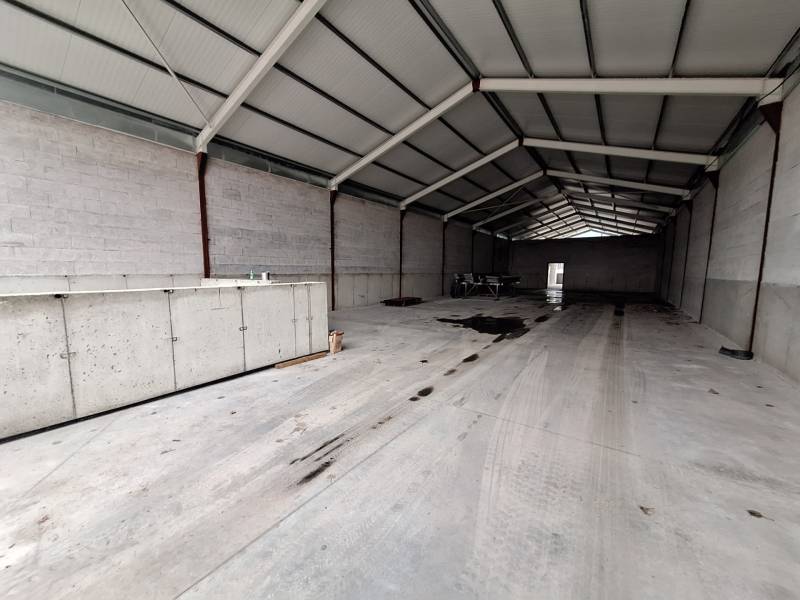 Na predaj sklad - hala, ul. Strojnícka, Prešov - V interiéri skladov a hál sú betónové steny a strešná konštrukcia.