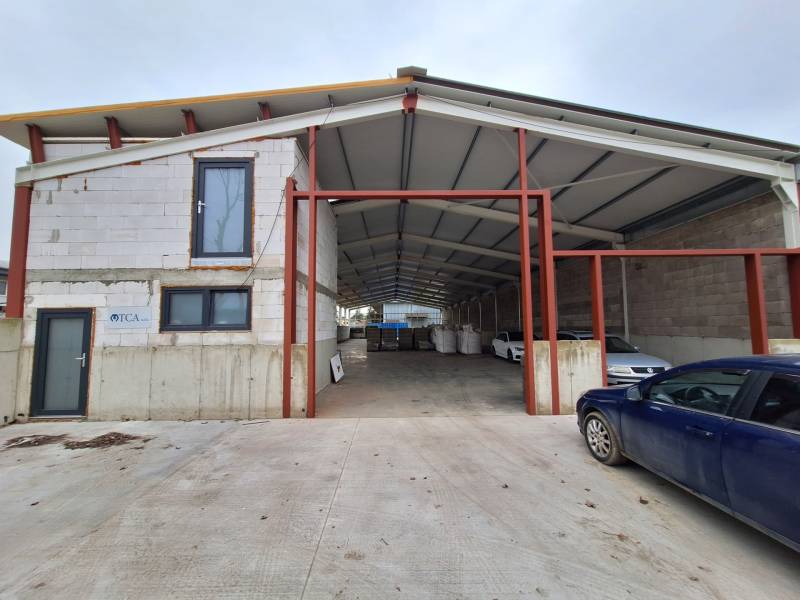 Na predaj sklad - hala, ul. Strojnícka, Prešov - Sklady a haly na Strojníckej ulici v Prešove s autom pred budovou.