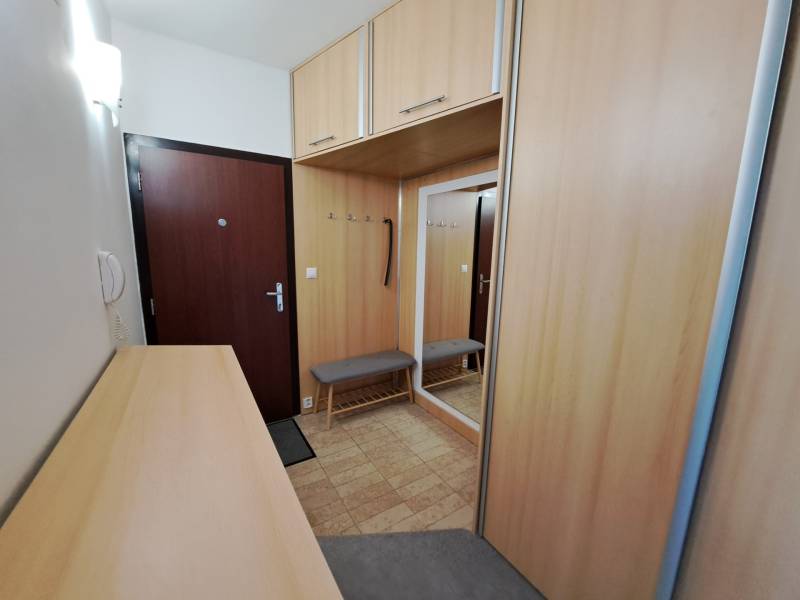 REZERVOVANÉ! Prenajmeme 3-izb. byt, 78 m2, Vráble, okr. Nitra - Vstupná chodba v 3-izbovom byte s vešiakmi, zrkadlom a dreveným dekorom skríň.