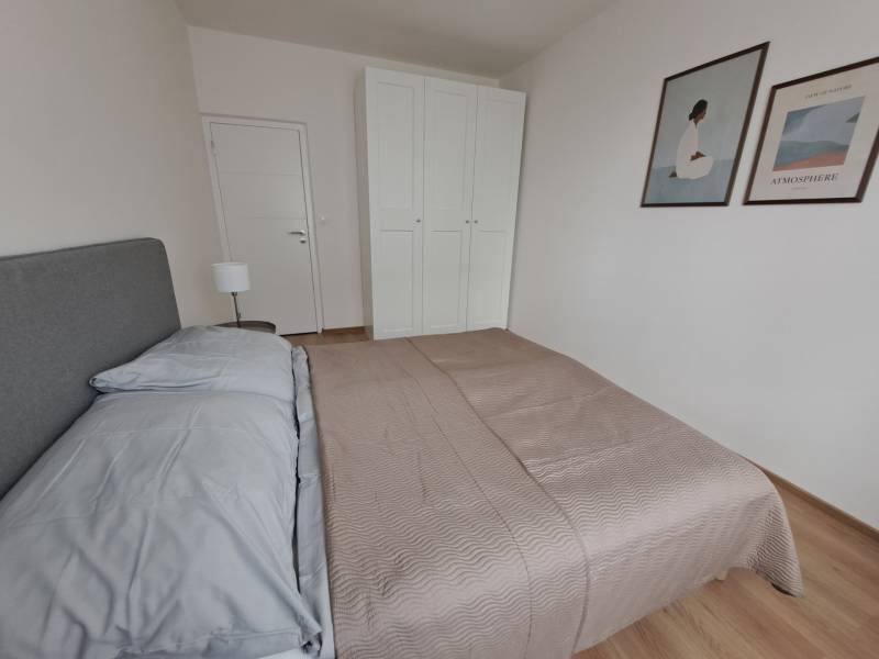 REZERVOVANÉ! Prenajmeme 3-izb. byt, 78 m2, Vráble, okr. Nitra - Spálňa v 3-izbovom byte s posteľou, skriňou a podlahou s dreveným dekorom.