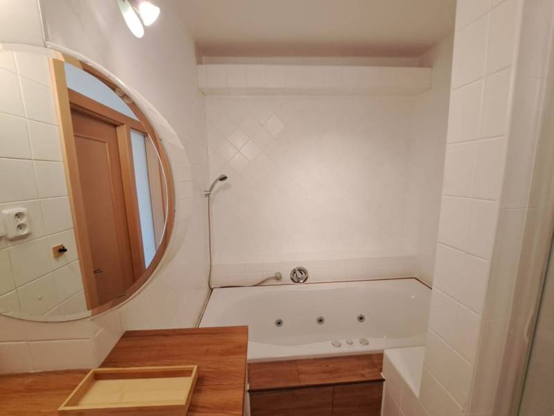 Prenájom pekného a priestranného 4-izbového bytu vo Svite - Kúpeľňa so zrkadlom a vaňou v 4-izbovom byte; použitie dreveného dekoru.