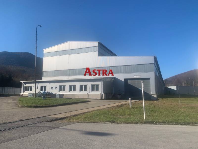 NA PRENÁJOM VÝROBNA A SKLADOVÁ HALA 6544 m², DOBŠINÁ - Výrobné priestory v Dobšinej s oceľovou konštrukciou obklopené prírodnou scenériou a trávnatými plochami.