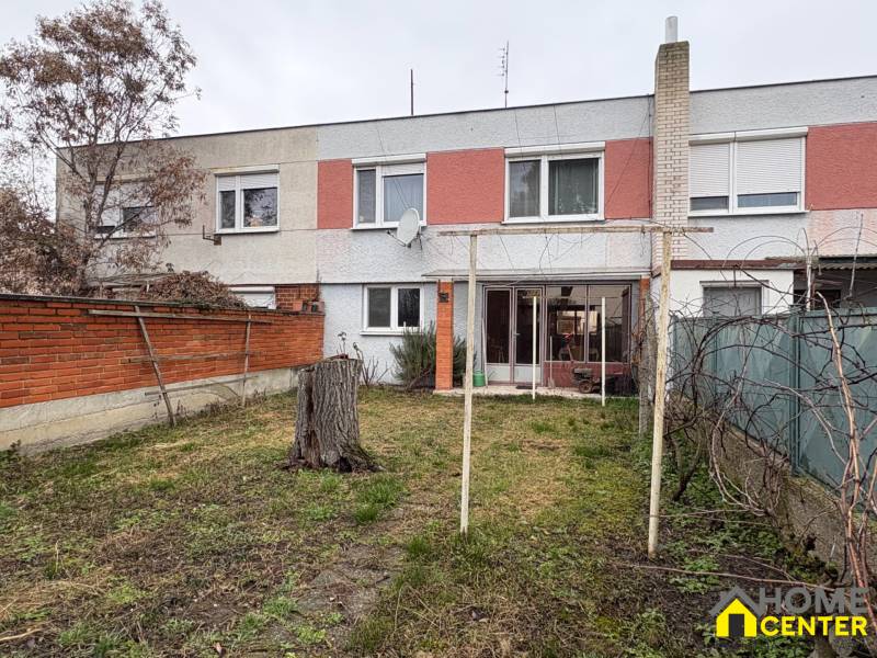 Exkluzívny PREDAJ 4 izbového rodinný domu s garážou, Zlatná na Ostrove - Dvojpodlažný rodinný dom v Zlatnej na Ostrove s priestrannou záhradou a červeným múrikom.