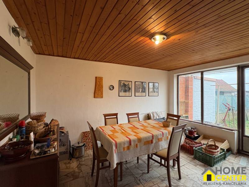 Exkluzívny PREDAJ 4 izbového rodinný domu s garážou, Zlatná na Ostrove - Jedáleň v Rodinnom dome s dreveným stropom, štvorcový stôl, veľké okno.