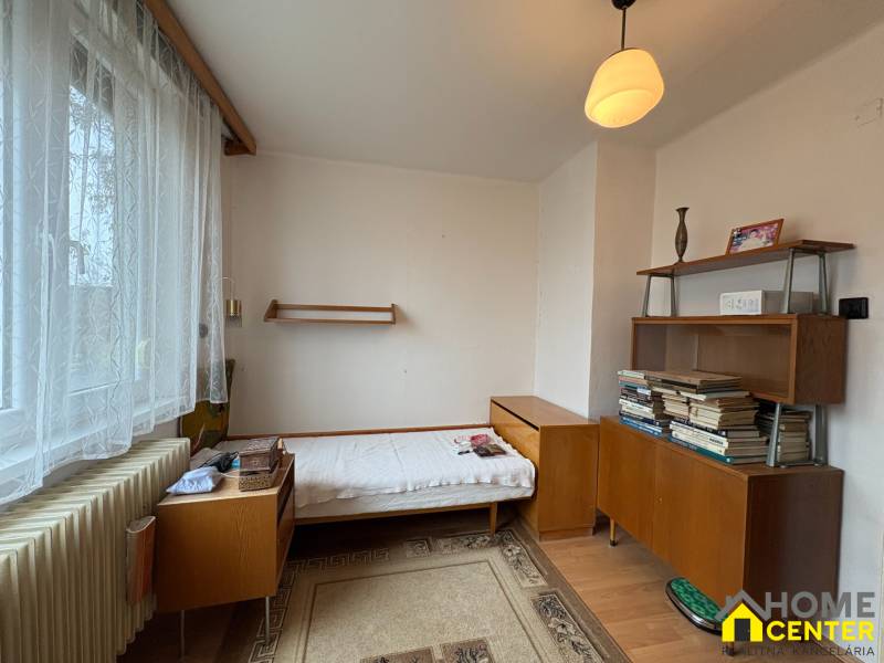 Exkluzívny PREDAJ 4 izbového rodinný domu s garážou, Zlatná na Ostrove - Izba v rodinnom dome s posteľou, poličkami a podlahou s dreveným dekorom.