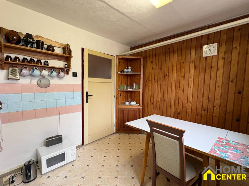 Exkluzívny PREDAJ 4 izbového rodinný domu s garážou, Zlatná na Ostrove - Kuchynský kút v rodinnom dome s dreveným obkladom a retro vybavením.