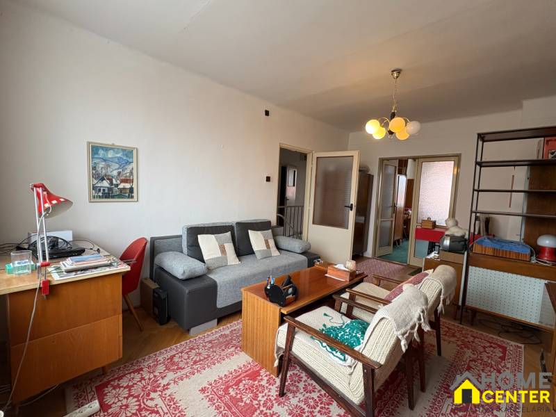 Exkluzívny PREDAJ 4 izbového rodinný domu s garážou, Zlatná na Ostrove - Obývacia izba v rodinnom dome s podlahou s dreveným dekorom a retro nábytkom.