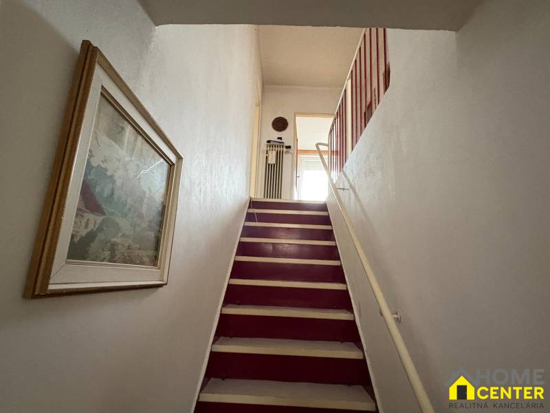 Exkluzívny PREDAJ 4 izbového rodinný domu s garážou, Zlatná na Ostrove - Schodisko v rodinnom dome s obrazom na stene.