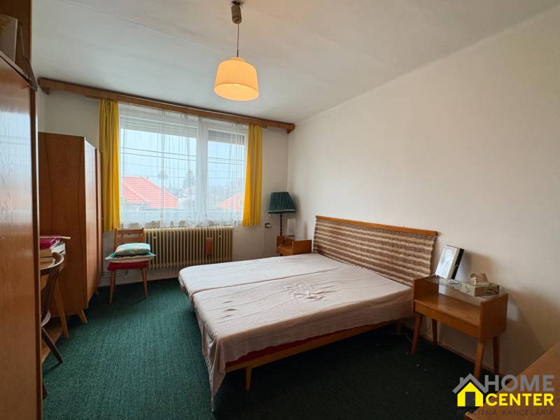 Exkluzívny PREDAJ 4 izbového rodinný domu s garážou, Zlatná na Ostrove - Spálňa s jednoduchým nábytkom v rodinnom dome, zelený koberec a žlté záclony.