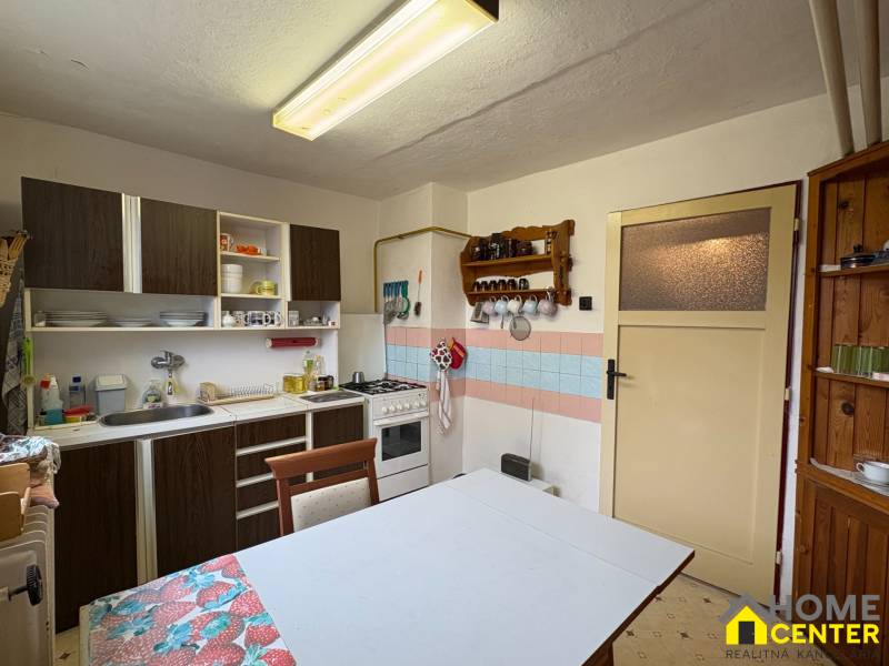 Exkluzívny PREDAJ 4 izbového rodinný domu s garážou, Zlatná na Ostrove - Kuchyňa v rodinnom dome s jedálenským stolom a kuchynským kútom.