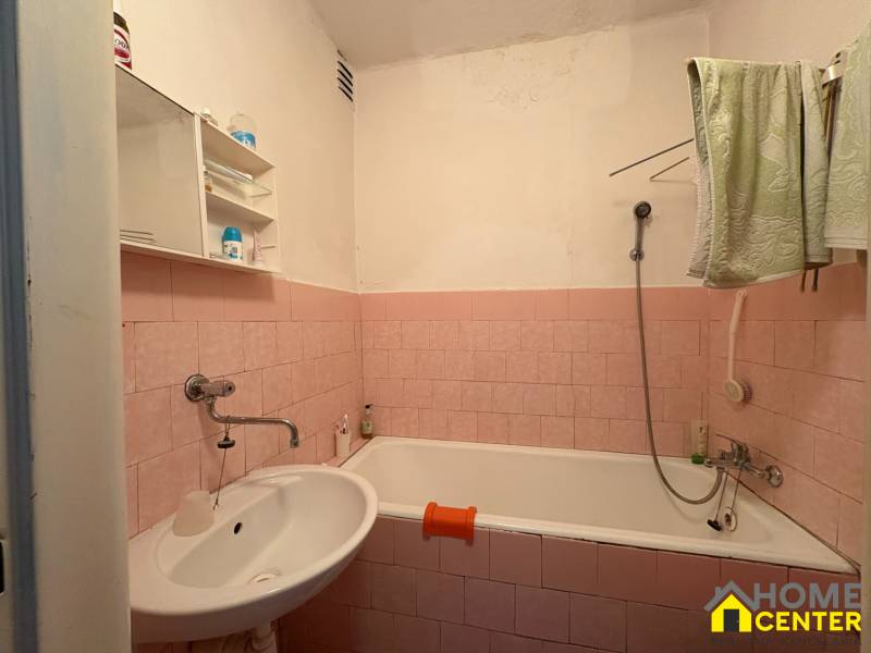 Exkluzívny PREDAJ 4 izbového rodinný domu s garážou, Zlatná na Ostrove - Kúpeľňa v rodinnom dome s ružovými kachličkami a bielym umývadlom.