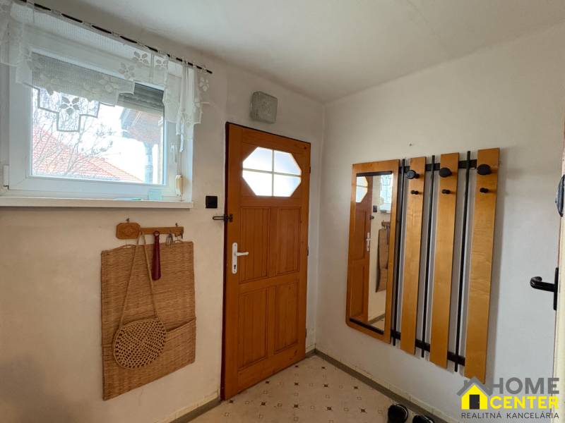 Exkluzívny PREDAJ 4 izbového rodinný domu s garážou, Zlatná na Ostrove - Vstupná hala rodinného domu s drevenými dverami a praktickým vešiakovým systémom.