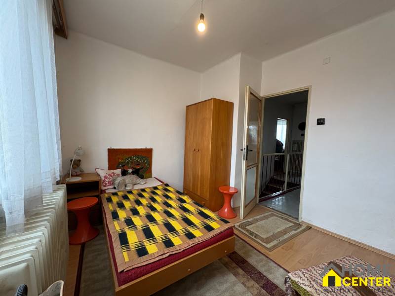 Exkluzívny PREDAJ 4 izbového rodinný domu s garážou, Zlatná na Ostrove - Izba v rodinnom dome s jednolôžkom, skrinkou a podlahou s dreveným dekorom.