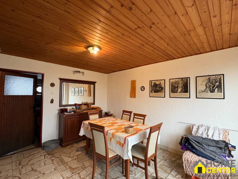 Exkluzívny PREDAJ 4 izbového rodinný domu s garážou, Zlatná na Ostrove - Jedáleň rodinného domu s dreveným stropom a dekoratívnymi obrazmi na stene.