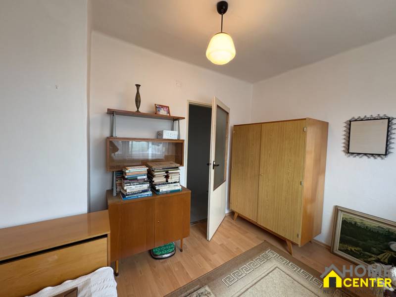 Exkluzívny PREDAJ 4 izbového rodinný domu s garážou, Zlatná na Ostrove - Izba s nábytkom a podlahou s dreveným dekorom v rodinnom dome.