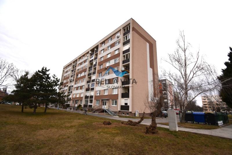 EXKLUZÍVNY PREDAJ - 1 izbový byt Revolučná Štvrť , Galanta - Bytový dom na Revolučnej štvrti v Galante, ponúkajúci 1-izbový byt.