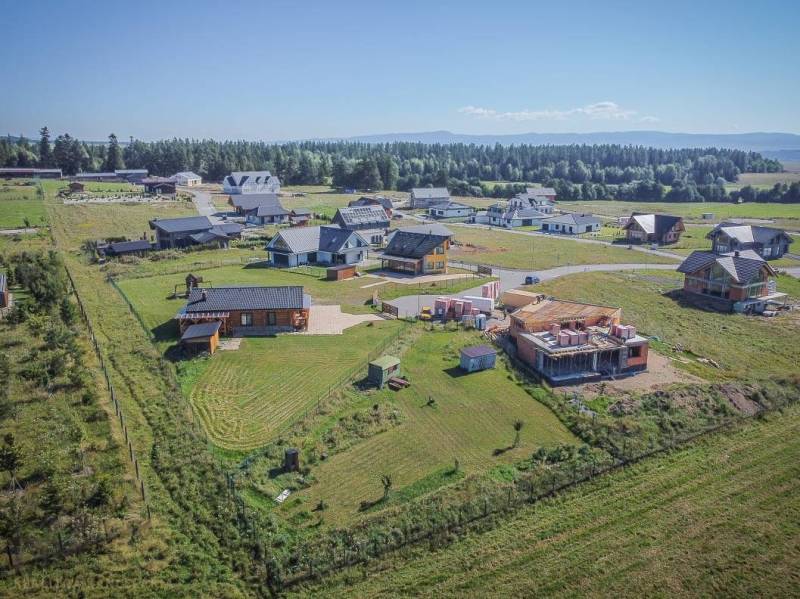 Jedinečný stavebný pozemok v krásnej lokalite Tatranské Smaragdy - Výhľad na rozvíjajúcu sa lokalitu a domy v Mlynici pre pozemky - bývanie.