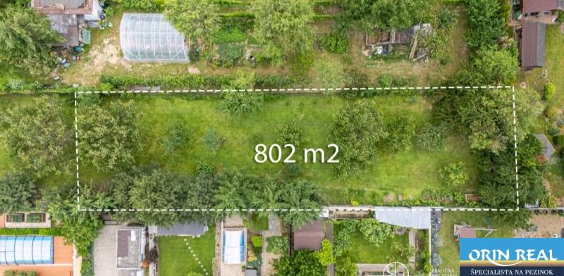 Na predaj stavebný pozemok na RD v Bernolákove 802m2 - Letecký pohľad na pozemok 802 m² v Bernolákove na Okružnej.