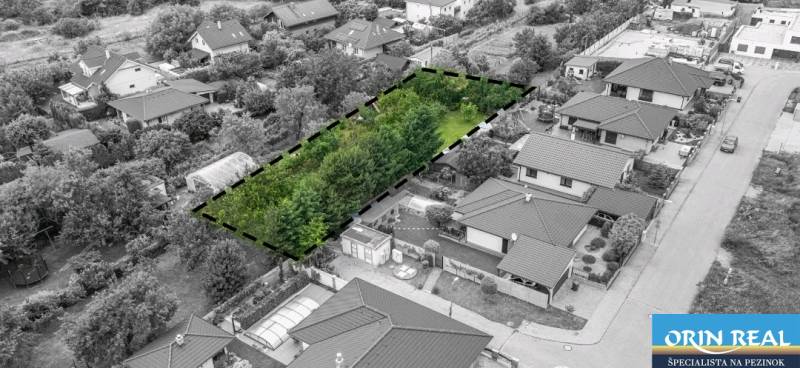 Na predaj stavebný pozemok na RD v Bernolákove 802m2 - Pozemok na bývanie medzi rodinnými domami na Okružnej ulici v Bernolákove.