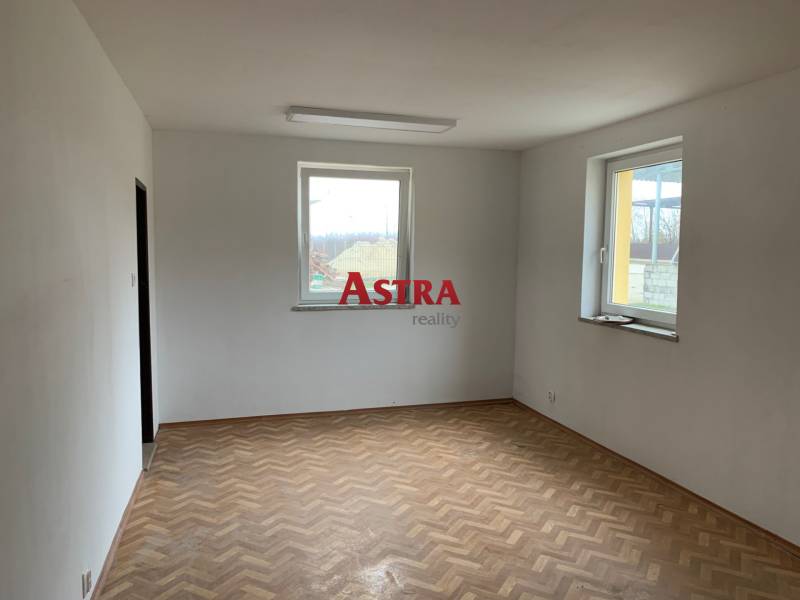 NA PRENÁJOM VÝROBNÁ A SKLADOVÁ HALA 476 m2, v KOŠICIACH - Prázdna miestnosť s dvomi oknami a podlahou s dreveným dekorom v Skladoch a halách.