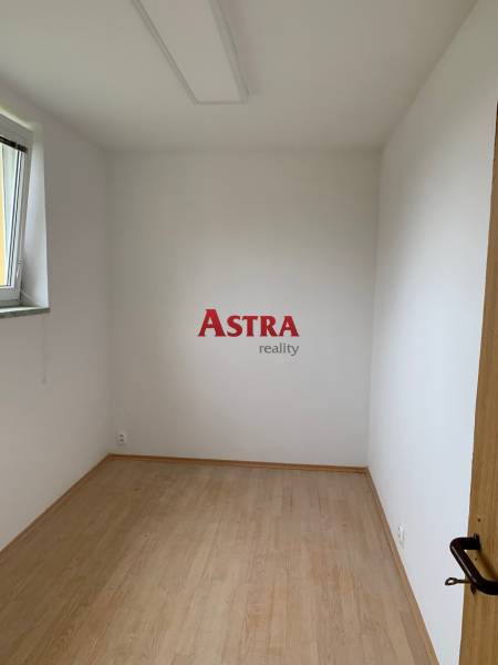 NA PRENÁJOM VÝROBNÁ A SKLADOVÁ HALA 476 m2, v KOŠICIACH - Malá izba s bielymi stenami a podlahou s dreveným dekorom.