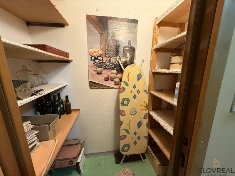 Ponúka na predaj 3 izbový byt v Detve - Úložný priestor s policami a žehliacou doskou v 3-izbovom byte.