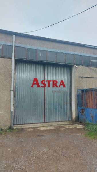 NA PRENÁJOM SKLADOVÉ PRIESTORY 400 m2, KOŠICE - Brána skladu v Košiciach, mestská časť Juh, s kovovým povrchom.