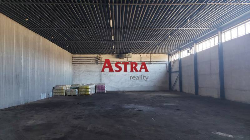 NA PRENÁJOM SKLADOVÉ PRIESTORY 400 m2, KOŠICE - Veľký sklad s vysokým stropom v Skladoch a halách, Košice - mestská časť Juh.