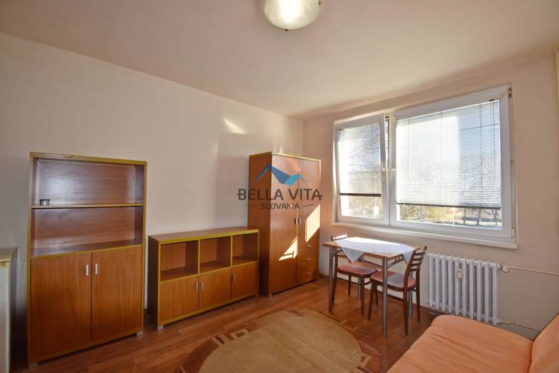 PRENÁJOM - Garsónka, Hlavná ulica Galanta - Garsónka s nábytkom, stolom a stoličkami, doplnená podlahou s dreveným dekorom.