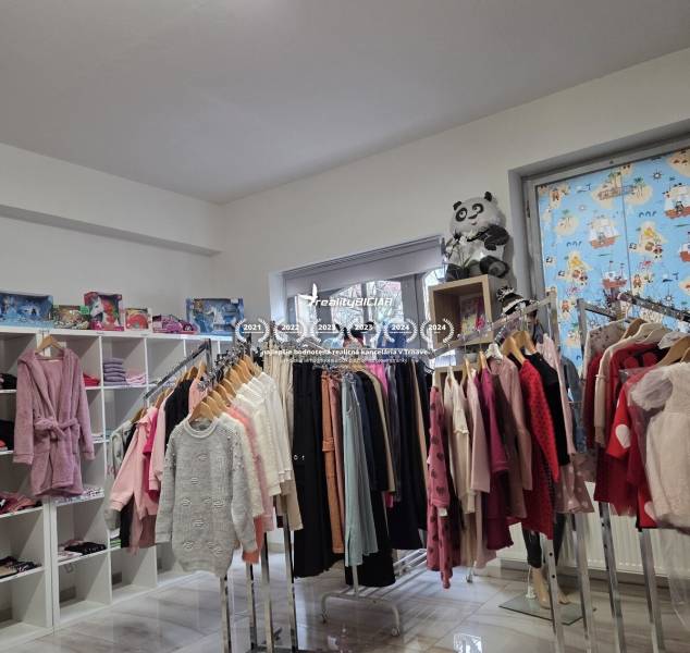 Na predaj / odstúpenie: Obchod s detským oblečením a doplnkami – Hloho - Obchod s oblečením a hračkami so stojanmi a poličkami v Zvláštnych nehnuteľnostiach.