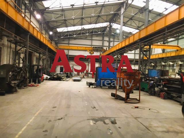 VÝROBNÁ A SKLADOVÁ HALA S PLOCHOU 2 700 m2, SPIŠSKÁ NOVÁ VES - Výrobné priestory v Spišskej Novej Vsi s vysokými stropmi a priemyselným vybavením.