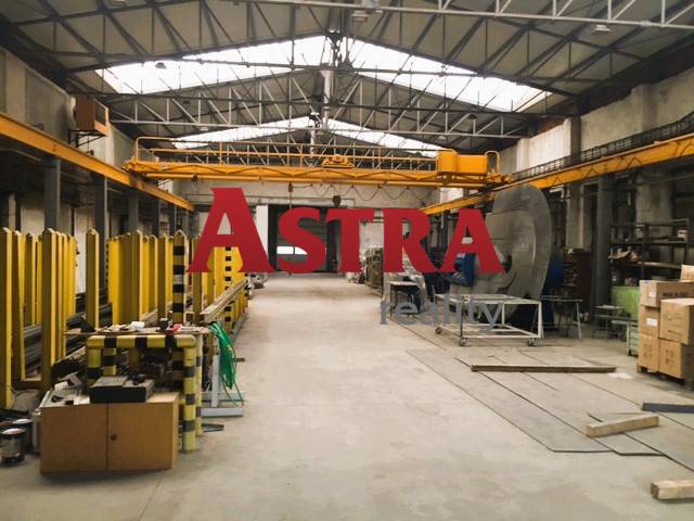 VÝROBNÁ A SKLADOVÁ HALA S PLOCHOU 2 700 m2, SPIŠSKÁ NOVÁ VES - Výrobné priestory v Spišskej Novej Vsi so skladmi a žeriavom, industriálny dizajn.