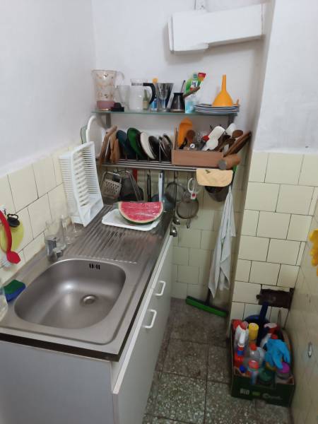 Hospodárska usadlosť s 3,6 hektárovým pozemkom na samote Nová Baňa - Malá kuchyňa so skrinkou, umývadlom, riadmi a čistiacimi prostriedkami v rodinnom dome.