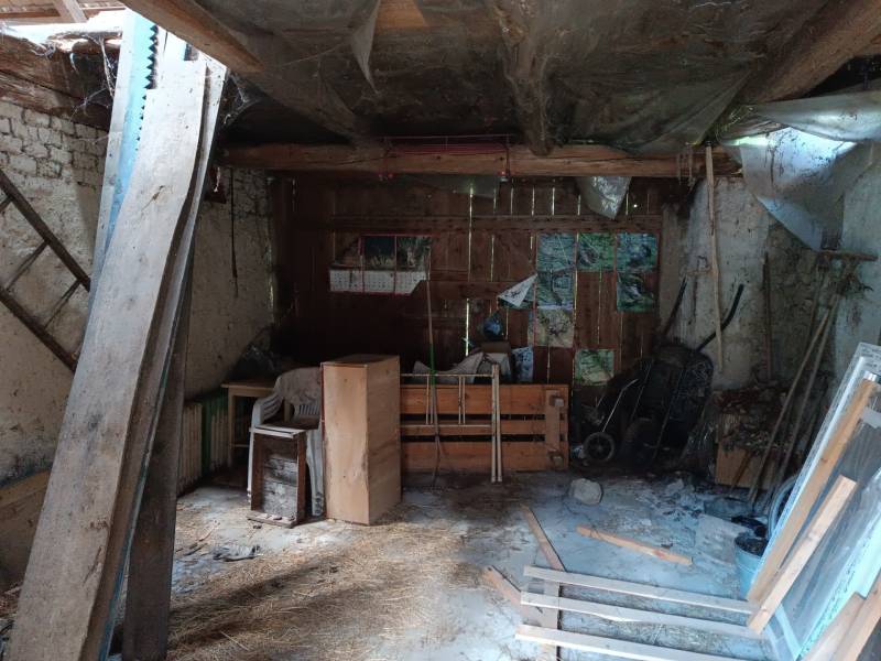 Hospodárska usadlosť s 3,6 hektárovým pozemkom na samote Nová Baňa - Starý interiér, drevené steny a rôzne náradie vhodné pre rodinný dom.