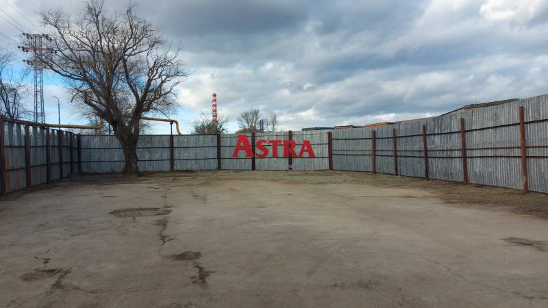 NA PRENÁJOM: POZEMOK 704 m2, KOŠICE - Oplotený pozemok s betónovou plochou v Košiciach, mestská časť Juh, vhodný na komerčné využitie.