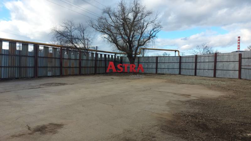 NA PRENÁJOM: POZEMOK 704 m2, KOŠICE - Komerčné pozemky v Košiciach - mestskej časti Juh s oplotením a stromami.