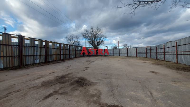 NA PRENÁJOM: POZEMOK 704 m2, KOŠICE - Ohradený pozemok s betónovou plochou v Košiciach, mestská časť Juh, pre komerčné využitie.