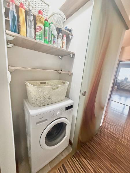 Prejaj nadčasového 4+1 bytu v skvelej lokalite Čadca- Žarec - Práčka a čistiace prostriedky v 4-izbovom byte s podlahou s dreveným dekorom.