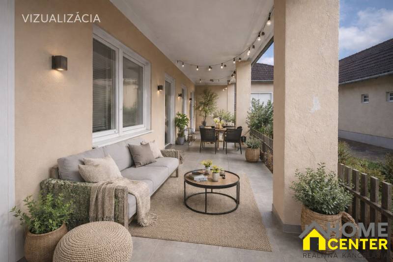 NA PREDAJ 5 izbový rodinný dom s veľkou záhradou v obci Iža - Terasa rodinného domu v Iži s pohodlným sedením, rastlinami a osvetlením pre relaxáciu.