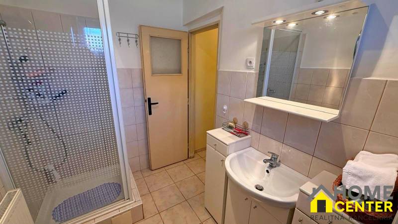 NA PREDAJ 5 izbový rodinný dom s veľkou záhradou v obci Iža - Kúpeľňa v rodinnom dome s umývadlom, sprchovým kútom a obkladom.