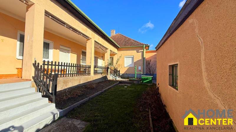 NA PREDAJ 5 izbový rodinný dom s veľkou záhradou v obci Iža - Rodinný dom v Iži s dvormi, záhradou a terasou.