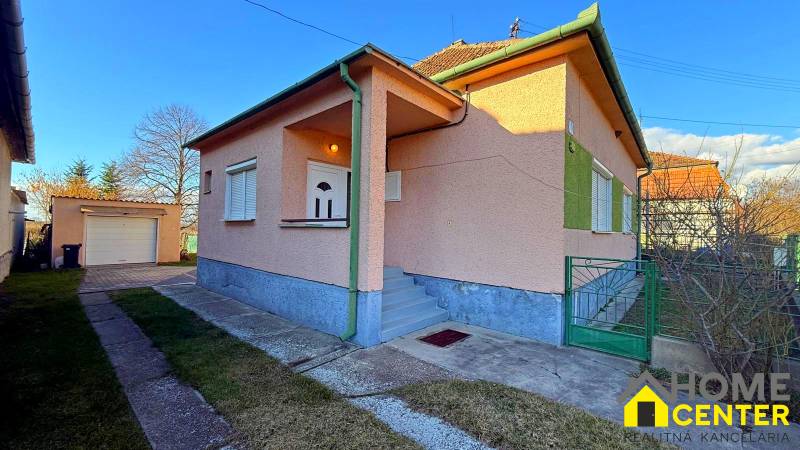 NA PREDAJ 5 izbový rodinný dom s veľkou záhradou v obci Iža - Rodinný dom v meste Iža s garážou a upraveným dvorom, ideálny pre rodinu.