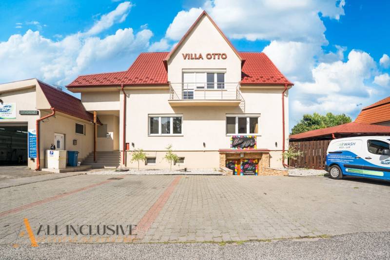 Na predaj 7-izb. RD s obchod. priestorom, Dun. Streda - Budova s červenou strechou a vyhradeným parkovaním v Dunajskej Strede.